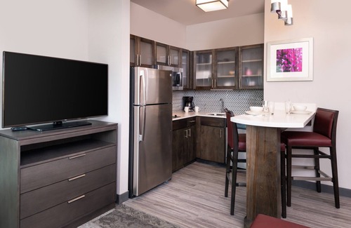 Lake Charles Apartamento | Outdoor Pool. Free Breakfast. Cozy Queen Studio.