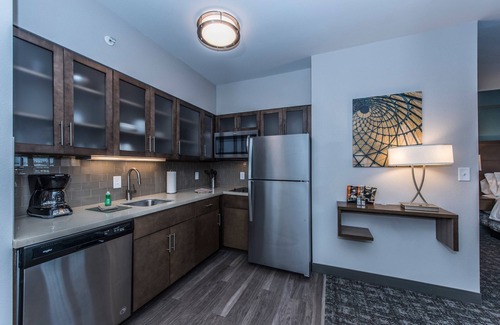 Charleston Apartamento | Outdoor Pool + Free Wi-Fi | Great Location!