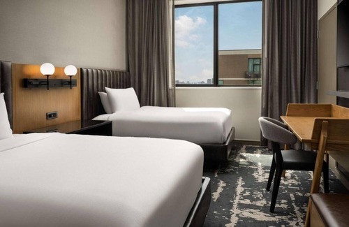 Glencoe Hotel | Outdoor Pool & Pet Room Near Highland Park Shopping