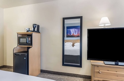 Palm Valley Complejo | Outdoor Vacay in Red Lion Inn & Suites Goodyear Phoenix! Near Attractions, Pool