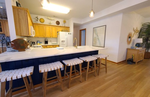 Manteo Condominio | Outer Banks hermoso condominio frente al mar con ascensor!
