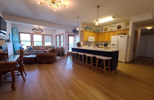 Manteo Condominio | Outer Banks hermoso condominio frente al mar con ascensor!
