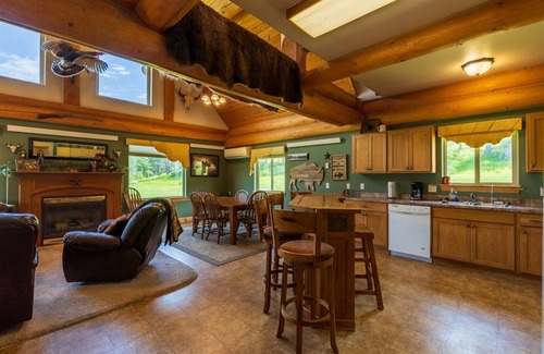 Rapid City Cabina | Outlaw Inn | 3 Bed, 2 Bath