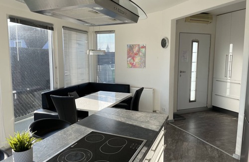 Parndorf Apartamento | Outletcenter apartment with pool & terrace