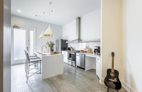 Five Points Apartamento | Outrider 113 by AvantStay Accessible Bathrooms