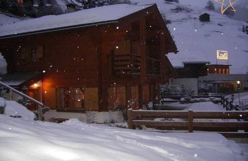Saint-Luc Chalet De Esquí | Exterior: chalet para 6 personas, balcón, terraza semicubierta con muebles, jardín, muy bonito.