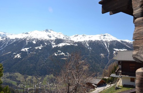 Saint-Luc Chalet De Esquí | En el exterior: chalet cerca del centro del pueblo, terraza y balcón con muebles de jardín, bonitas vistas.