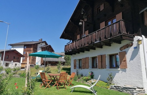 Chandolin Chalet De Esquí | Outside : Chalet of about 132m2, for 10 persons, with garden and garden furniture -Interior: living
