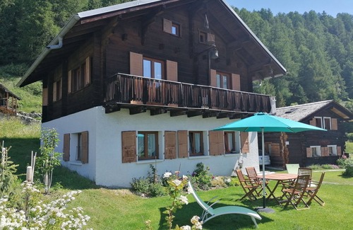 Chandolin Chalet De Esquí | Outside : Chalet of about 132m2, for 10 persons, with garden and garden furniture -Interior: living