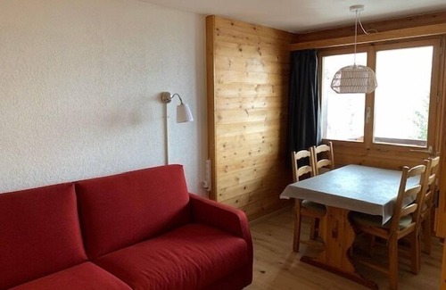 Chandolin Apartamento | Outside : Living on the 3rd floor of an apartment house, in Chandolin, for 2-4 persons, balcony with