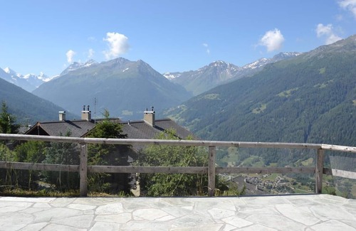St. Luc Chalet De Esquí | Afuera: Chalet espacioso de 3 pisos, para 8 personas, hermosa vista panorámica, a 2 minutos del