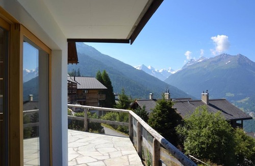 St. Luc Chalet De Esquí | Afuera: Chalet espacioso de 3 pisos, para 8 personas, hermosa vista panorámica, a 2 minutos del