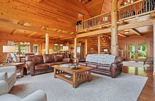 Maggie Valley Cabina | Outstanding Views! 5BR/4.5 BA/ Sleeps 14, Hot-Tub, Pool Table!