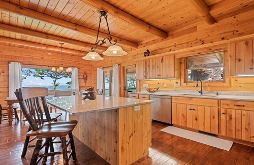 Maggie Valley Cabina | Outstanding Views! 5BR/4.5 BA/ Sleeps 14, Hot-Tub, Pool Table!