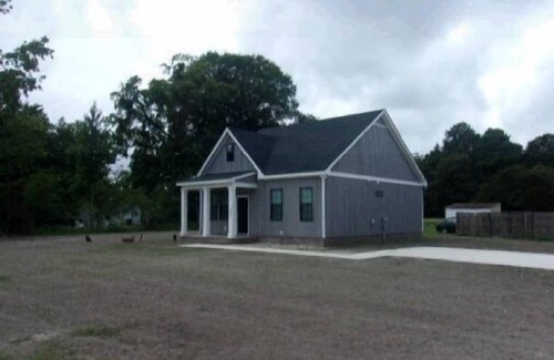 Elizabeth City Casa | Over the Railroad, Private Modern Farmhouse w/ Late Checkout