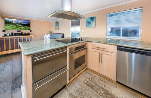 Malibu Apartamento | Over-the-Water Bungalow in Malibu w/ Stunning View