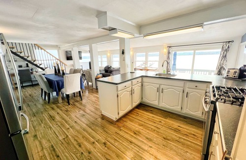 King Ferry Casa | Casa al borde del agua, cubierta sobre el agua, muelle / elevador de botes, interior actualizado, puestas de sol