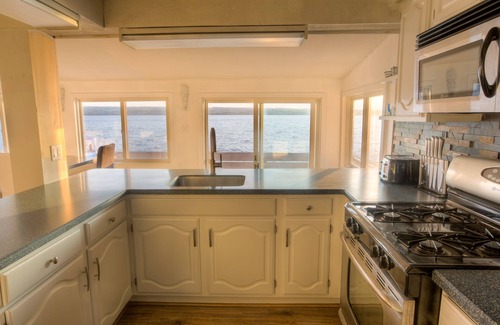 King Ferry Casa | Casa al borde del agua, cubierta sobre el agua, muelle / elevador de botes, interior actualizado, puestas de sol