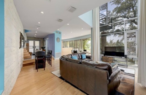 Hudson Bend Casa | 'Overlook Landing'- Lake Views! Hot Tub | Secluded