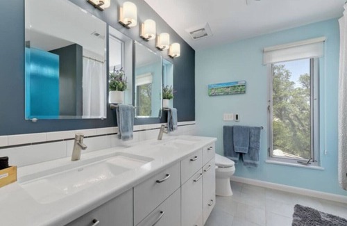 Hudson Bend Casa | 'Overlook Landing'- Lake Views! Hot Tub | Secluded