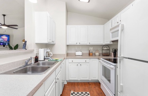 High Point Condominio | Overlook Retreat Across from Carolina Core. Pet and Remote Work Friendly!