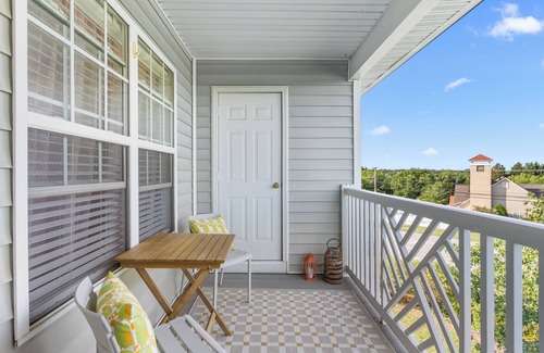 High Point Condominio | Overlook Retreat Across from Carolina Core. Pet and Remote Work Friendly!
