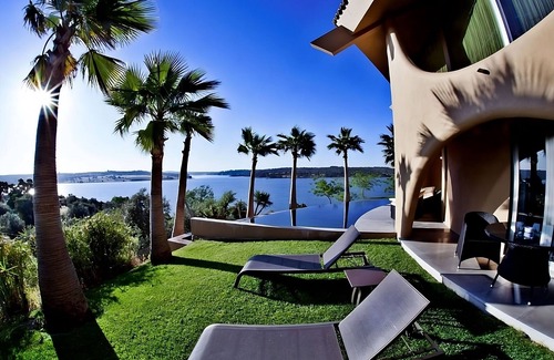 Ponte de Sor Casa | Overlooking Montargil Dam! Garden View, Free Parking, Outdoor Swimming Pool!