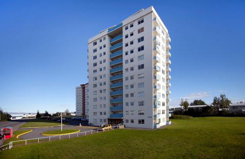 Laugardalur Apartamento | Overlooking the city, bright & cozy - Free Parking (A2)