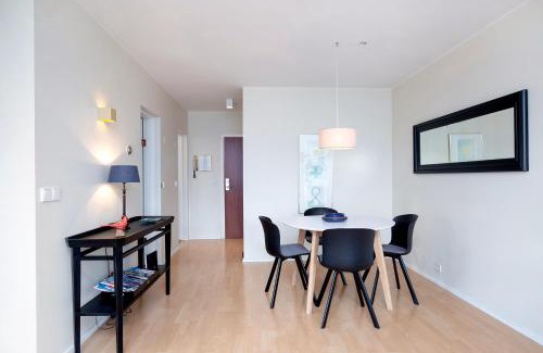 Laugardalur Apartamento | Overlooking the city, bright & cozy - Free Parking (A2)