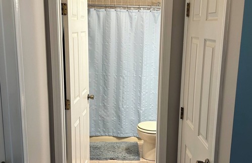 Dracut Casa | Oversized 2BR with 86" TV & Fully Stocked Kitchen & Pantry! Pet friendly!