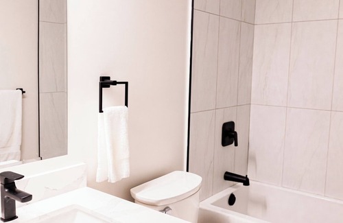 Kitchener Apartamento | Oversized Trendy Studio Unit in Prime Downtown location