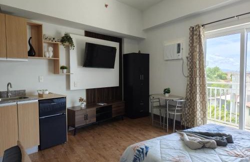 Mactan Export Processing Zone Apartamento | OVERTIME STAYCATION - Nearest to Airport with FREE POOL & GYM ACCESS