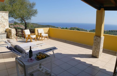 Costa Rei Villa | Descripción general en Monte Nai, terraza, barbacoa, plaza de aparcamiento. Billetes de barco con descuento
