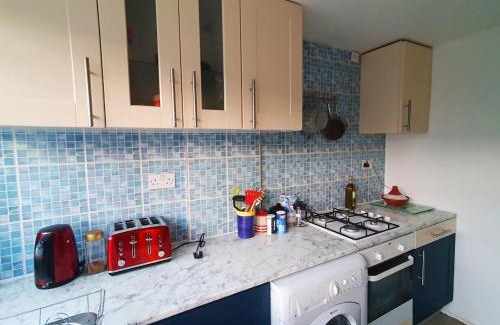 Bicester Apartamento | Owl Haven: Comfortable central 3 bedroom house, with an enclosed garden.