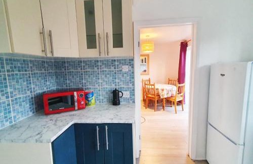 Bicester Apartamento | Owl Haven: Comfortable central 3 bedroom house, with an enclosed garden.
