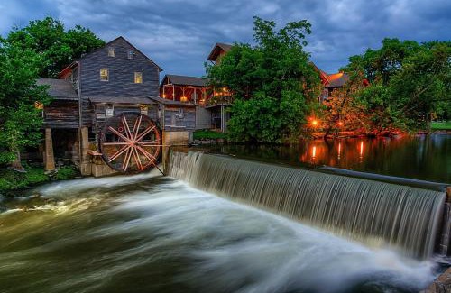 Gatlinburg - Pigeon Forge Chalet De Esquí | Owls Nest, Hot Tub, WIFI, Featured on Barnwood Builders, Free Attraction Tickets!