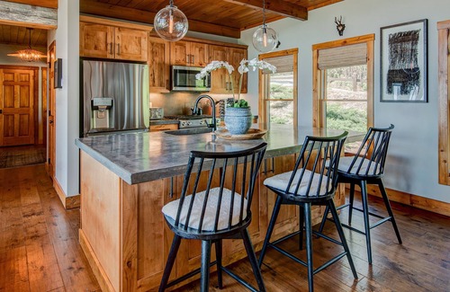 Blowing Rock Cabina | Owls Nest: hogar que admite mascotas con mesa de billar, hermosas vistas, chimeneas interiores y exteriores