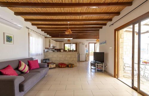Peyia Town Villa | 'Owls Watch Villa' - Una villa de piedra que tiene capacidad para 6 personas en 3 dormitorios