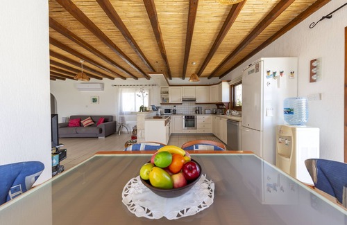 Peyia Town Villa | 'Owls Watch Villa' - Una villa de piedra que tiene capacidad para 6 personas en 3 dormitorios