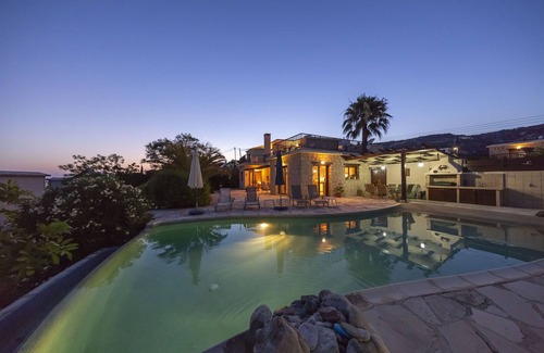 Peyia Town Villa | 'Owls Watch Villa' - Una villa de piedra que tiene capacidad para 6 personas en 3 dormitorios