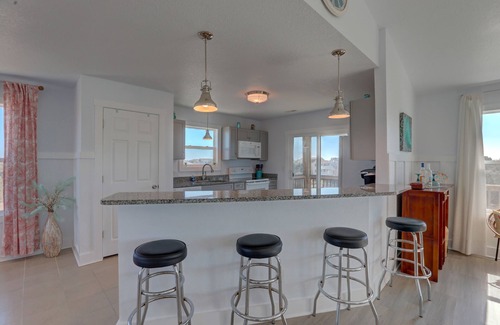 Monteray Shores Casa | OWNERS WEEKS OPEN⭐NEW HOT TUB⭐️Heated Pool, Linens, Wifi, Tennis Courts, Dogs
