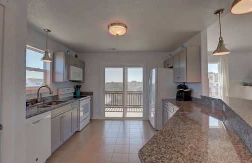 Monteray Shores Casa | OWNERS WEEKS OPEN⭐NEW HOT TUB⭐️Heated Pool, Linens, Wifi, Tennis Courts, Dogs