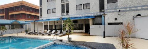 Ibadan Cabina | Owu Crown Hotel - Deluxe twin Bed Room