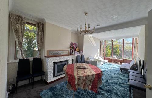Headington Villa | Oxford Detached Spacious Villa for 8 Free Parking
