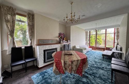 Headington Villa | Oxford Detached Spacious Villa for 8 Free Parking