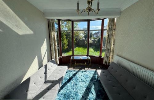Headington Villa | Oxford Detached Spacious Villa for 8 Free Parking