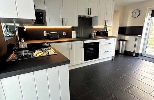 Port-Eynon Cabaña | Oxwich View Cottage - short walk to Port Eynon beach and village amenities