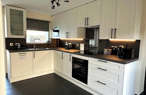 Port-Eynon Cabaña | Oxwich View Cottage - short walk to Port Eynon beach and village amenities