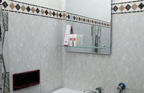 Padang Hotel | OYO 956 Penginapan Eby