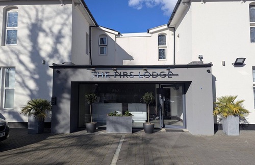 Heston Central Apartamento | Kingston Luxe Suites Riverside ApartamentoBelvilla